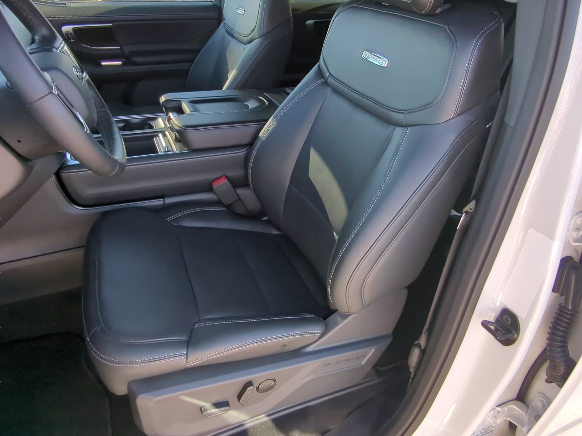 2026 Star White Metallic Tri-Coat Ford Expedition Platinum 4X4 SUV