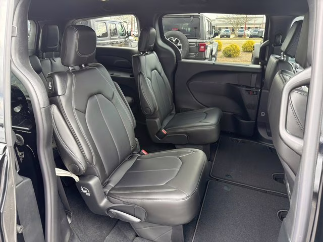 2026 Diamond Black Crystal Pearlcoat Chrysler Pacifica Select FWD Van