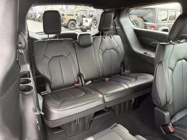 2026 Diamond Black Crystal Pearlcoat Chrysler Pacifica Select FWD Van