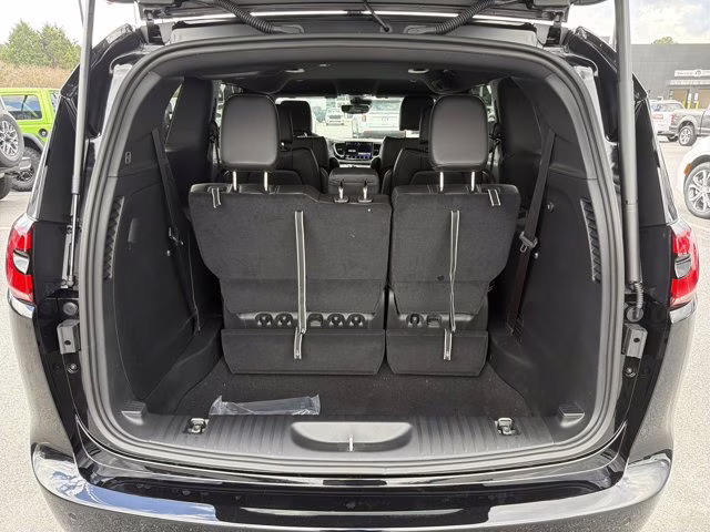 2026 Diamond Black Crystal Pearlcoat Chrysler Pacifica Select FWD Van