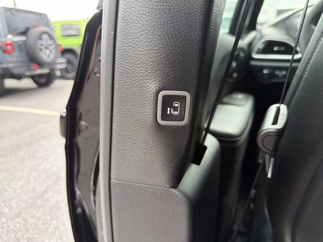 2026 Diamond Black Crystal Pearlcoat Chrysler Pacifica Select FWD Van