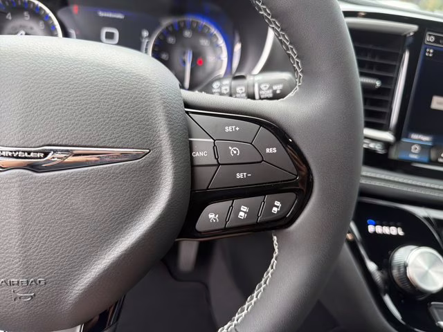 2026 Diamond Black Crystal Pearlcoat Chrysler Pacifica Select FWD Van