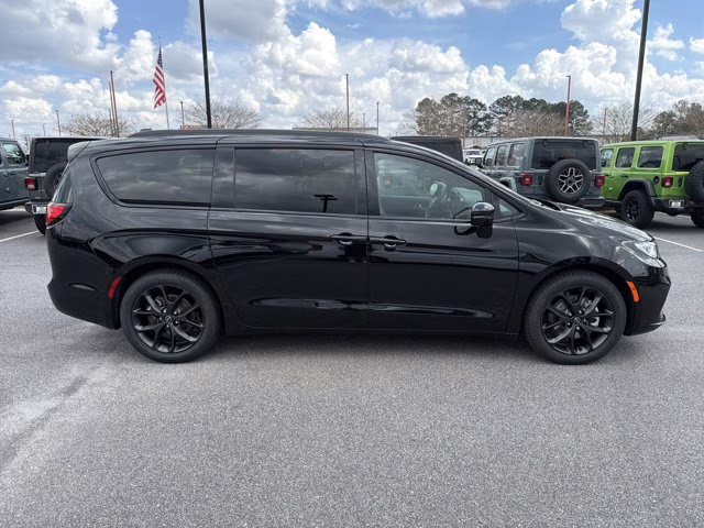 2026 Diamond Black Crystal Pearlcoat Chrysler Pacifica Select FWD Van