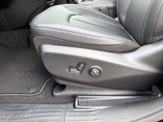 2026 Diamond Black Crystal Pearlcoat Chrysler Pacifica Select FWD Van