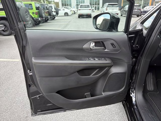 2026 Diamond Black Crystal Pearlcoat Chrysler Pacifica Select FWD Van