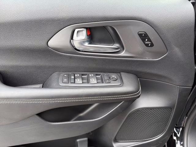 2026 Diamond Black Crystal Pearlcoat Chrysler Pacifica Select FWD Van