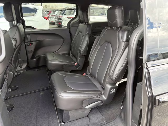 2026 Diamond Black Crystal Pearlcoat Chrysler Pacifica Select FWD Van