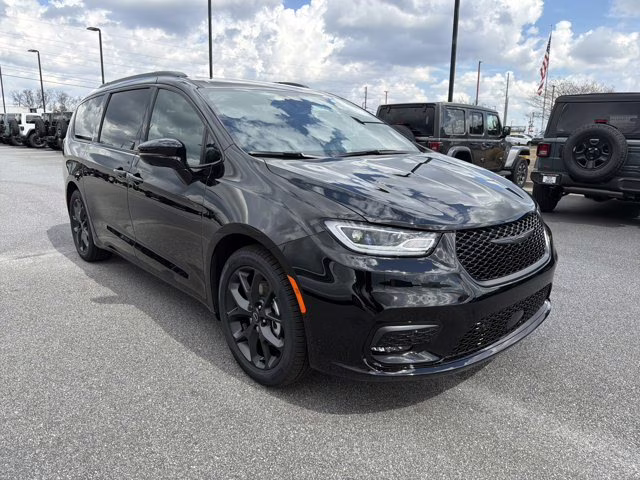 2026 Diamond Black Crystal Pearlcoat Chrysler Pacifica Select FWD Van