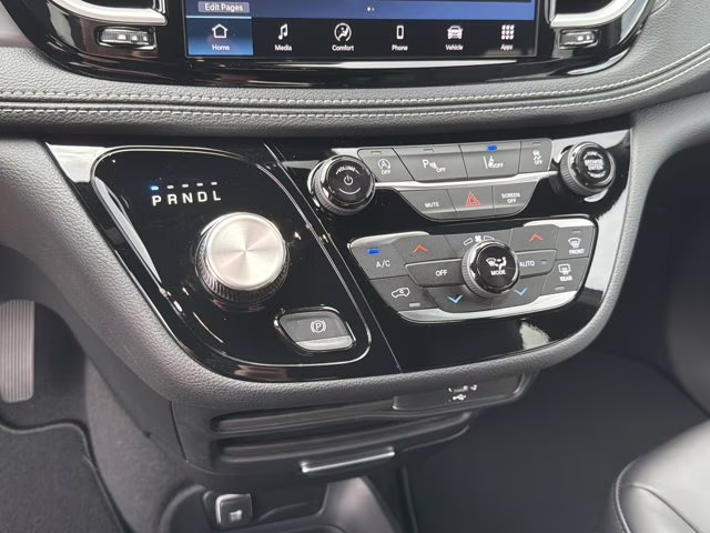 2026 Diamond Black Crystal Pearlcoat Chrysler Pacifica Select FWD Van