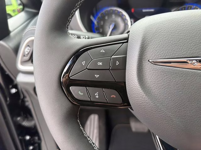 2026 Diamond Black Crystal Pearlcoat Chrysler Pacifica Select FWD Van