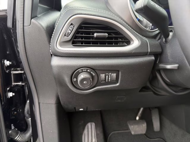 2026 Diamond Black Crystal Pearlcoat Chrysler Pacifica Select FWD Van