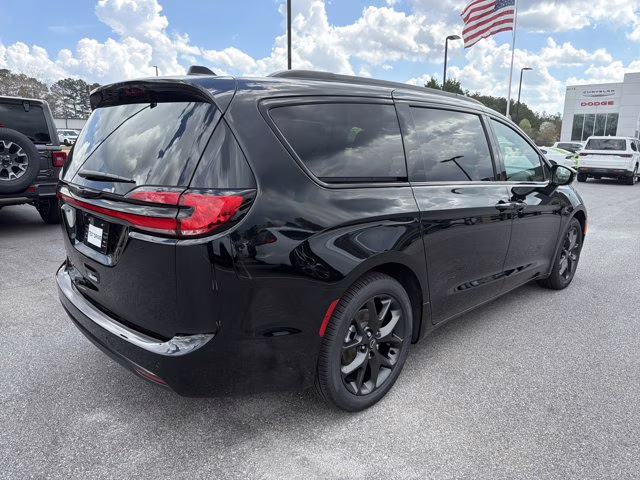 2026 Diamond Black Crystal Pearlcoat Chrysler Pacifica Select FWD Van