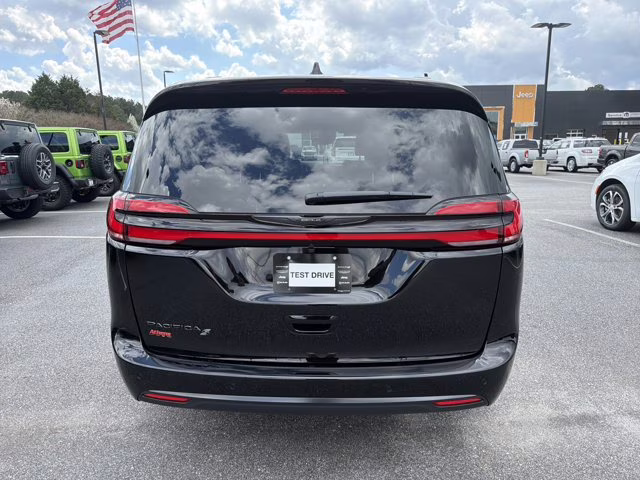 2026 Diamond Black Crystal Pearlcoat Chrysler Pacifica Select FWD Van