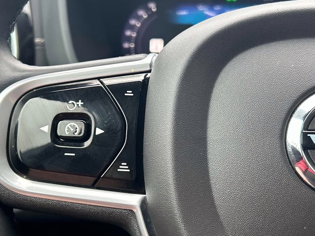 2022 Silver Volvo XC60 Recharge Plug-In Hybrid T8 R-Design AWD SUV