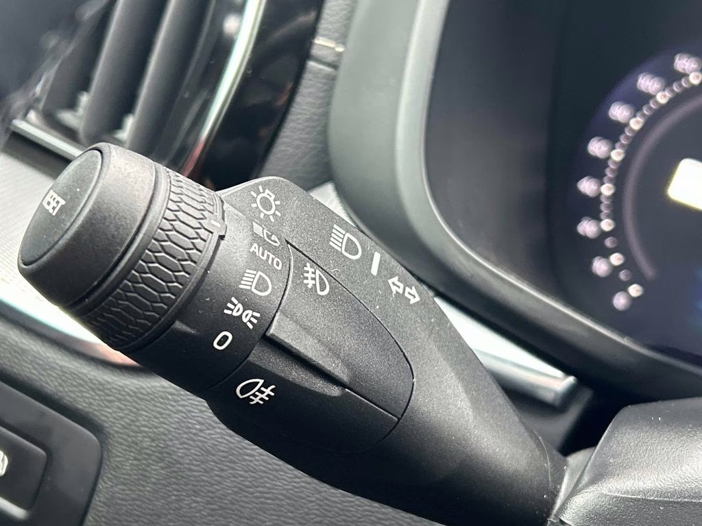 2022 Silver Volvo XC60 Recharge Plug-In Hybrid T8 R-Design AWD SUV