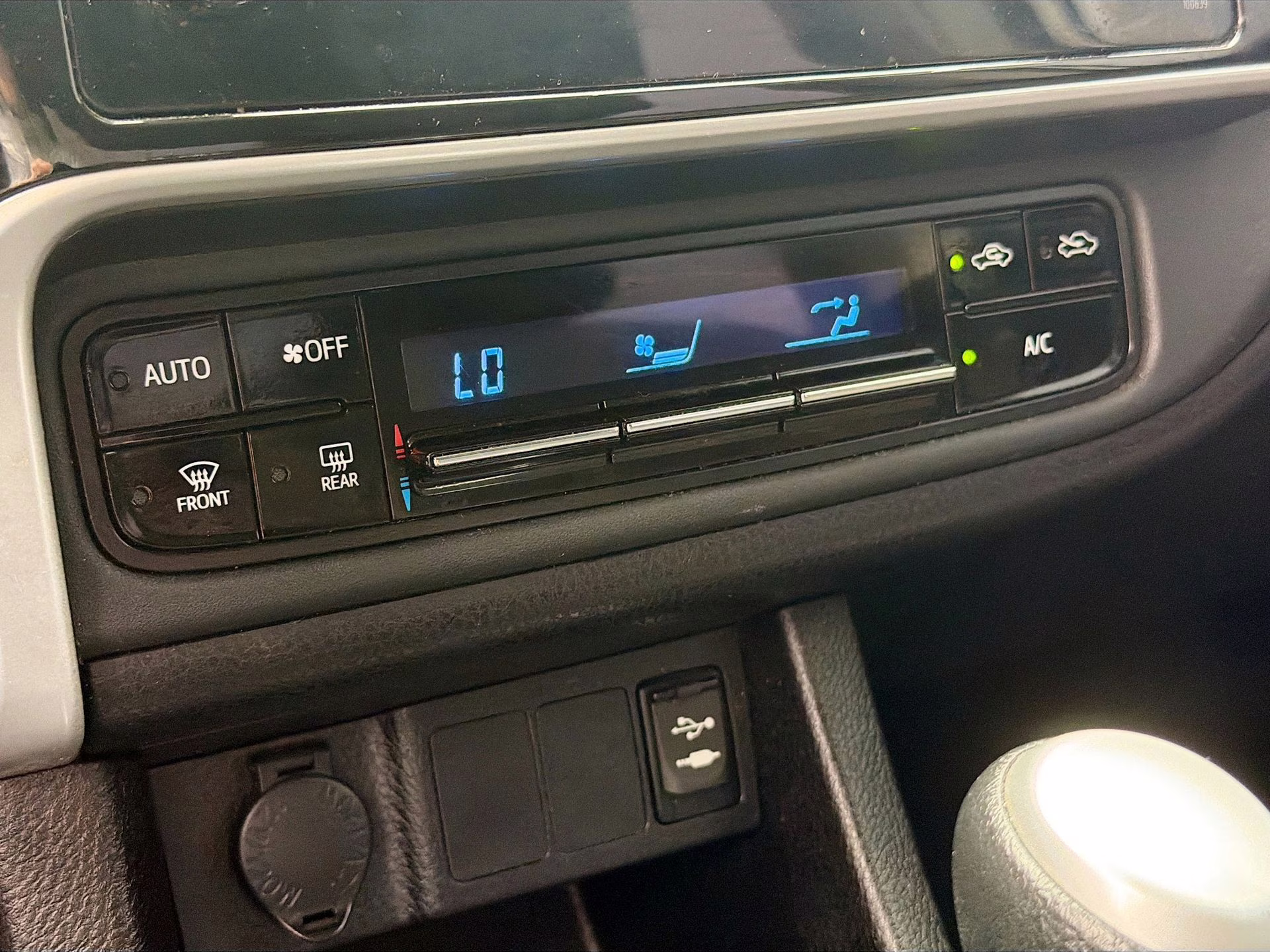 2019 Super White Toyota Corolla LE FWD Sedan