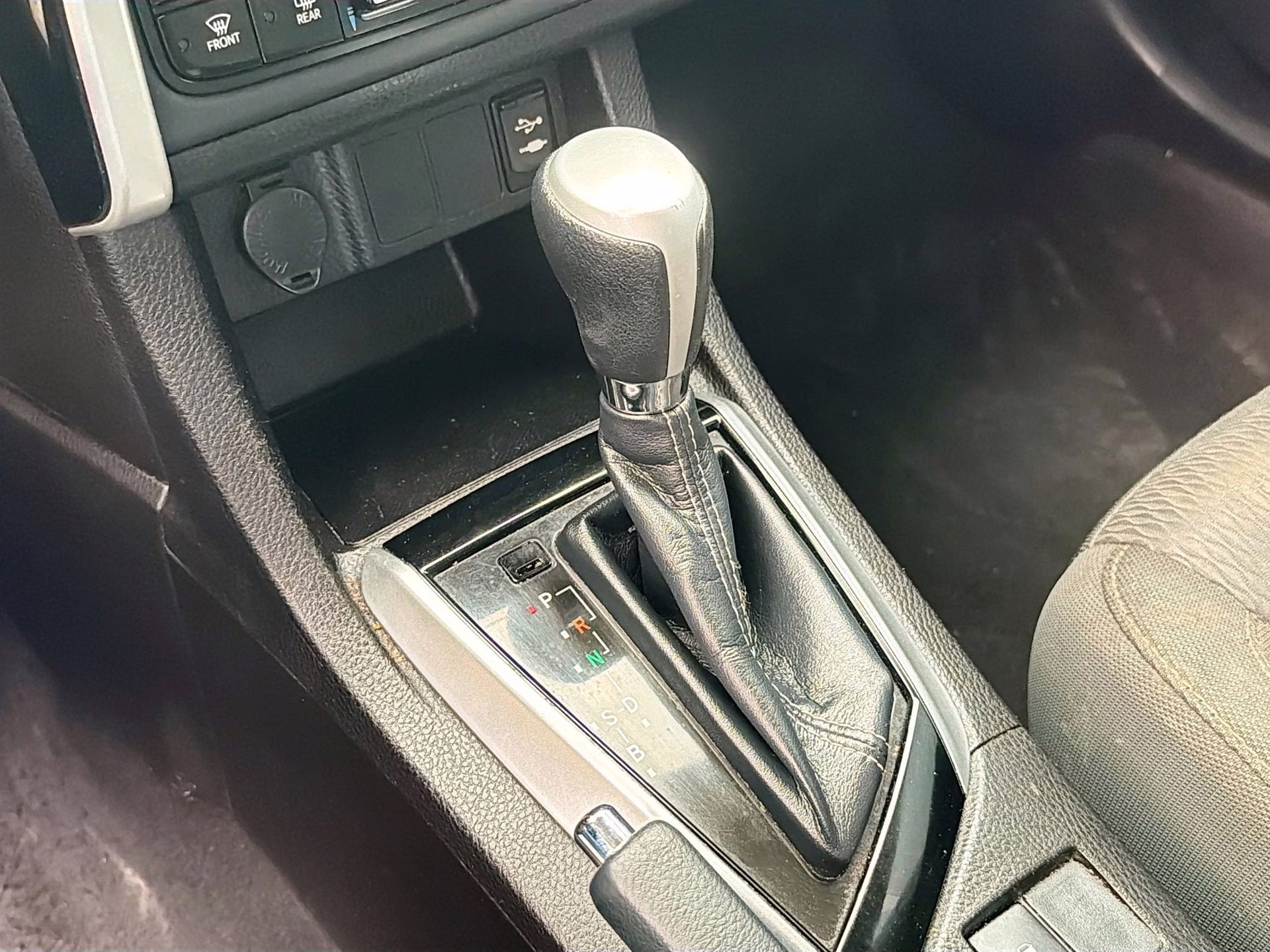 2019 Super White Toyota Corolla LE FWD Sedan