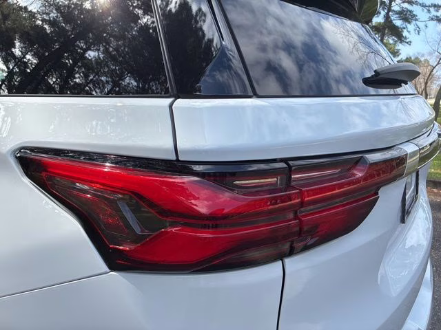 2023 Summit White Chevrolet Traverse Premier FWD SUV