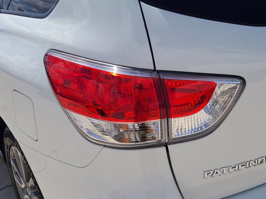 2016 Glacier White Nissan Pathfinder SV FWD SUV