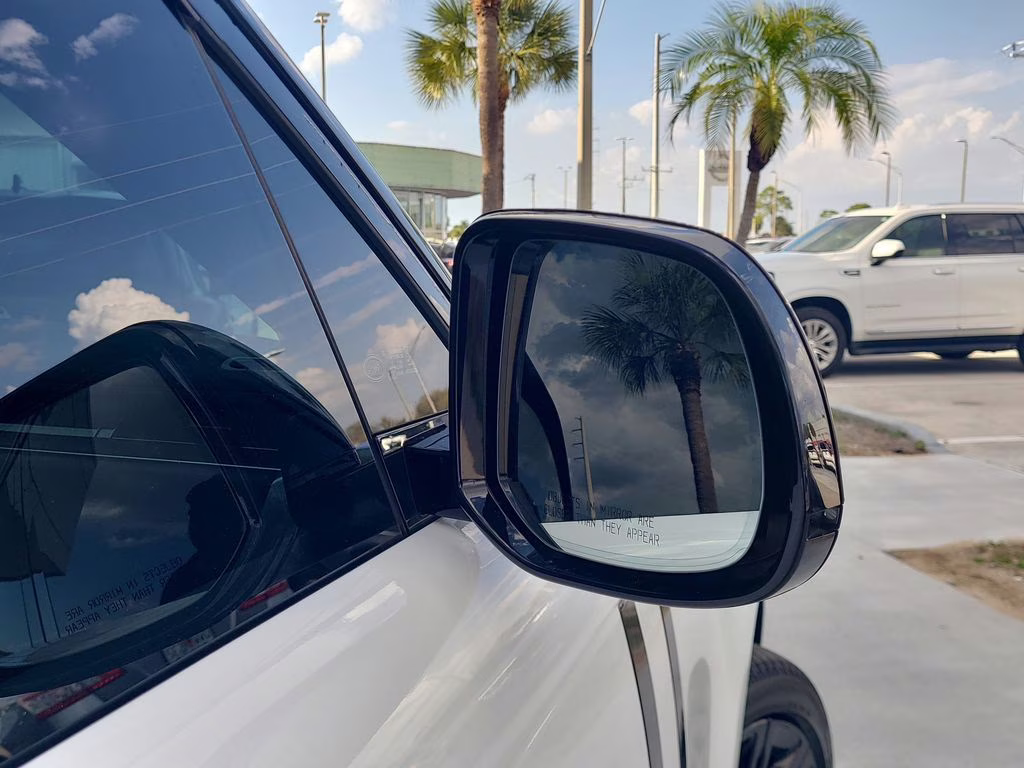 2025 Fuji White Land Rover Range Rover SE AWD SUV