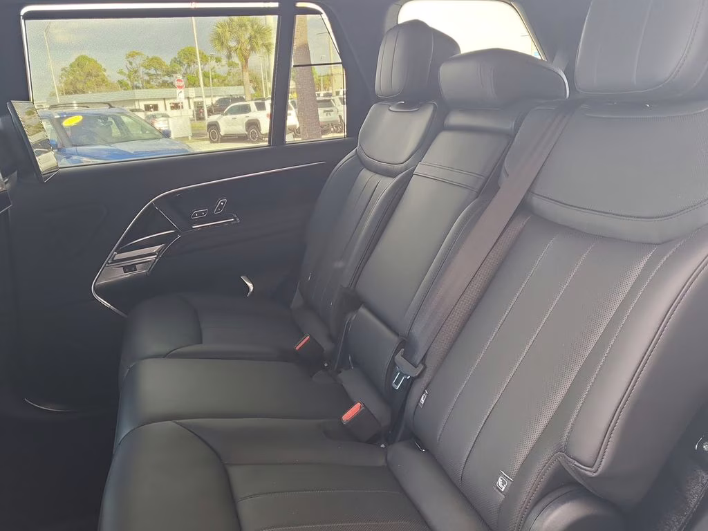 2025 Fuji White Land Rover Range Rover SE AWD SUV