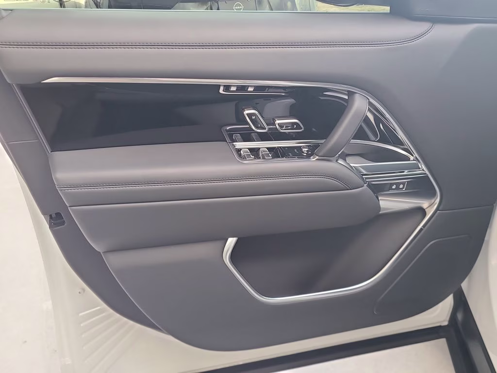 2025 Fuji White Land Rover Range Rover SE AWD SUV
