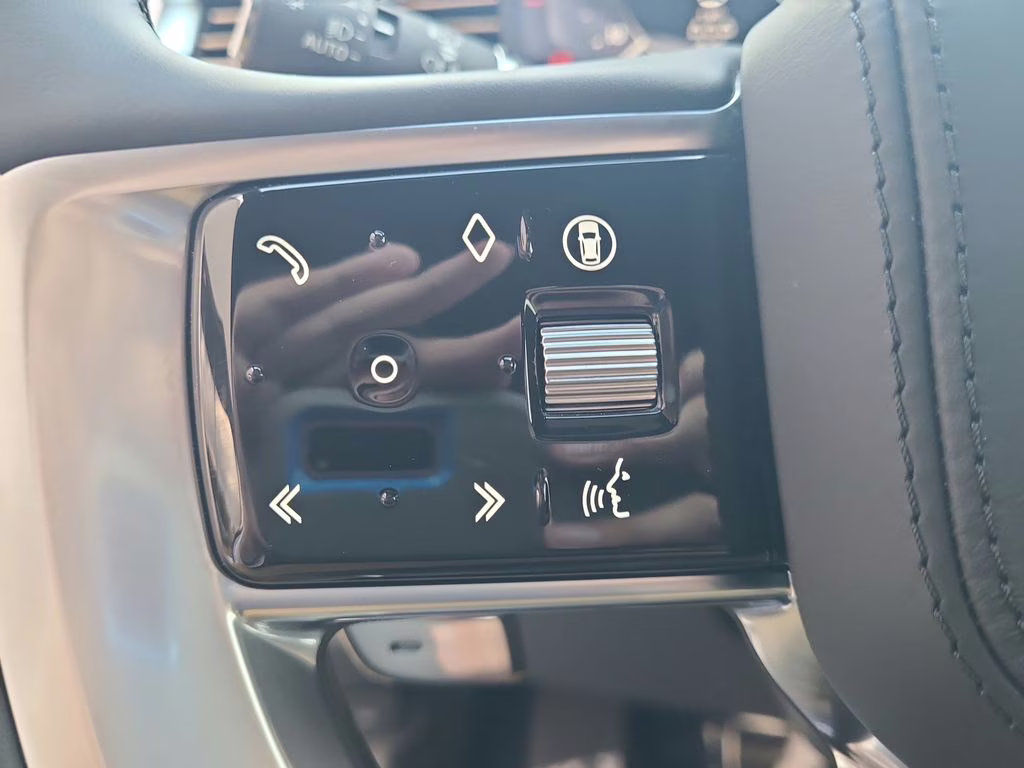 2025 Fuji White Land Rover Range Rover SE AWD SUV