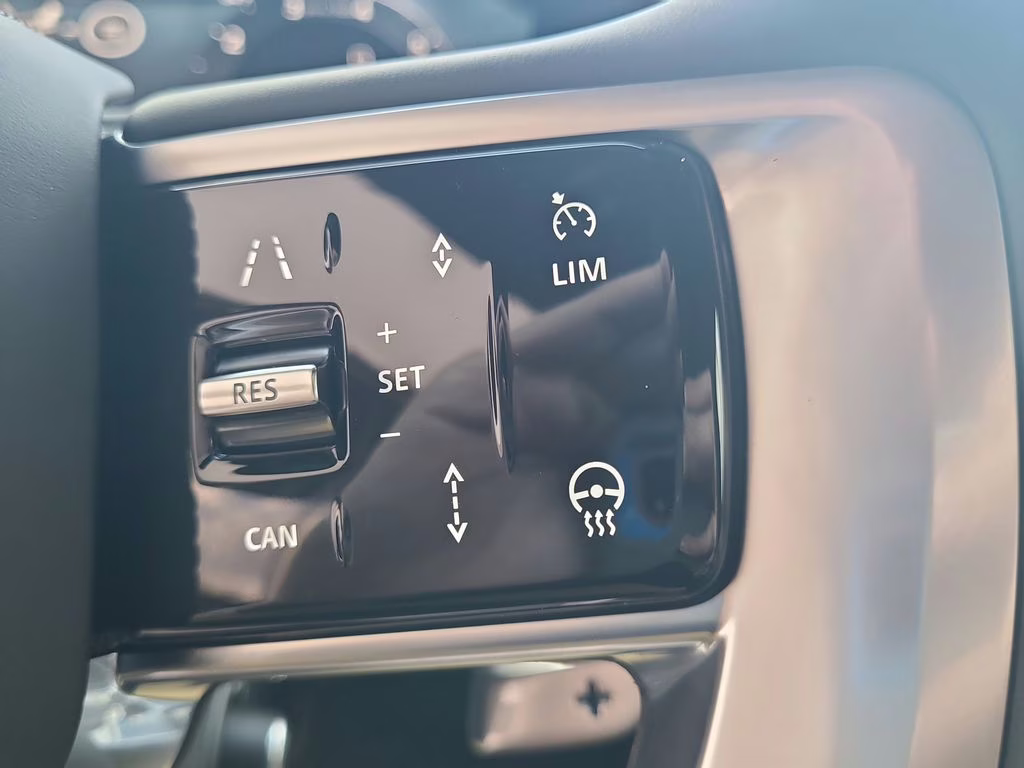 2025 Fuji White Land Rover Range Rover SE AWD SUV