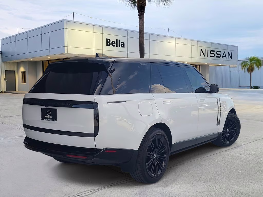 2025 Fuji White Land Rover Range Rover SE AWD SUV