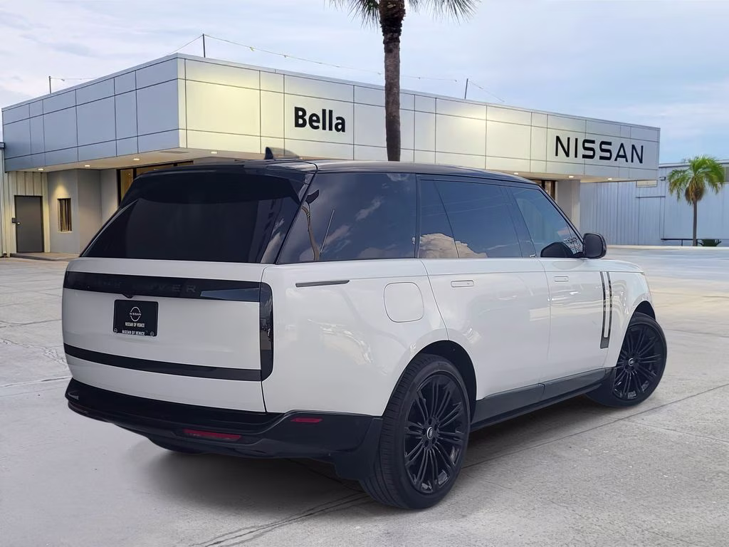 2025 Fuji White Land Rover Range Rover SE AWD SUV