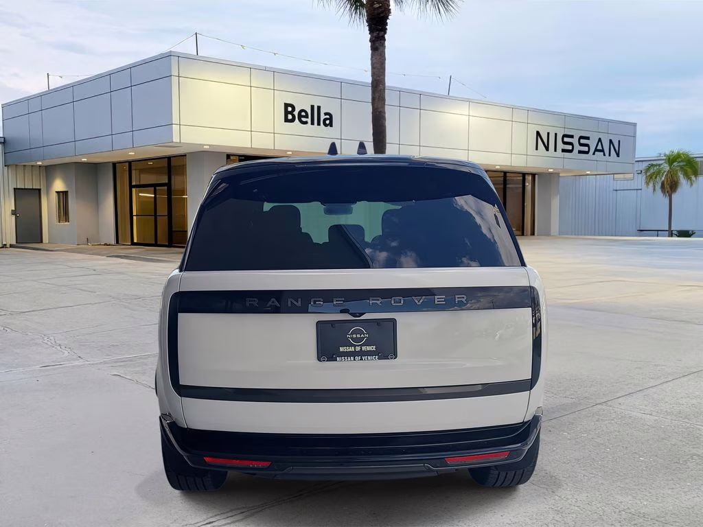 2025 Fuji White Land Rover Range Rover SE AWD SUV