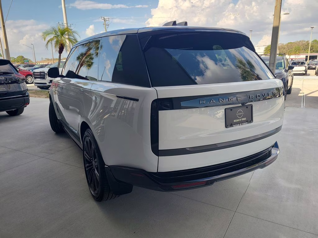 2025 Fuji White Land Rover Range Rover SE AWD SUV