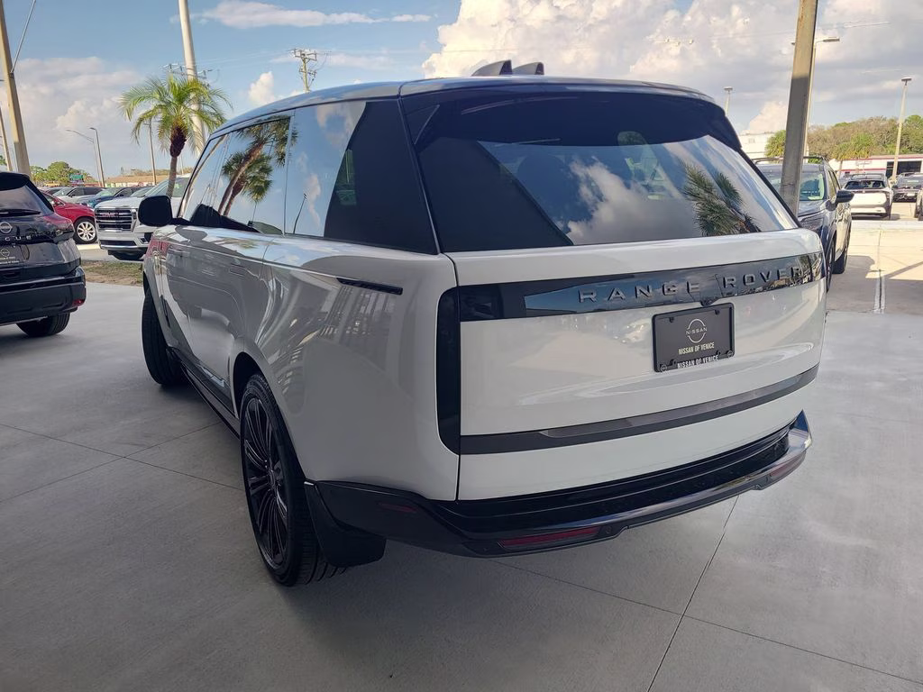 2025 Fuji White Land Rover Range Rover SE AWD SUV