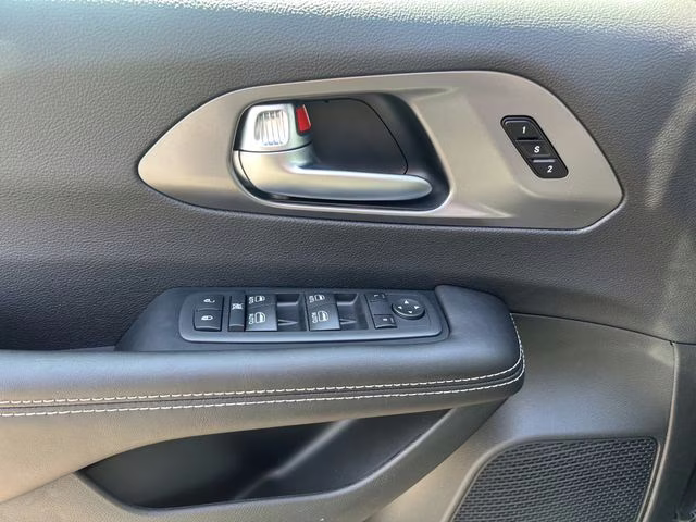 2026 Diamond Black Crystal Pearlcoat Chrysler Pacifica Select AWD Van