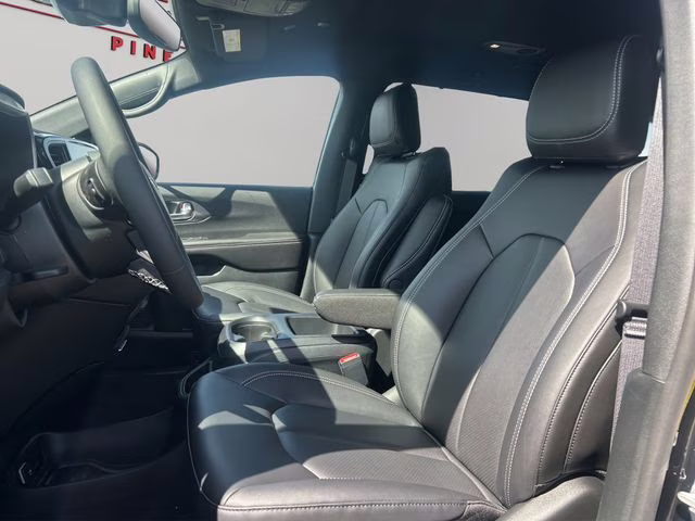 2026 Diamond Black Crystal Pearlcoat Chrysler Pacifica Select AWD Van