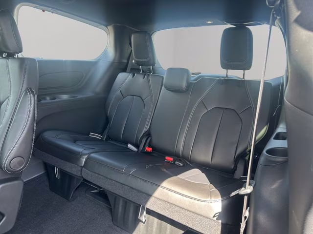 2026 Diamond Black Crystal Pearlcoat Chrysler Pacifica Select AWD Van