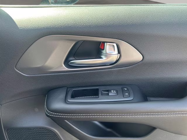 2026 Diamond Black Crystal Pearlcoat Chrysler Pacifica Select AWD Van