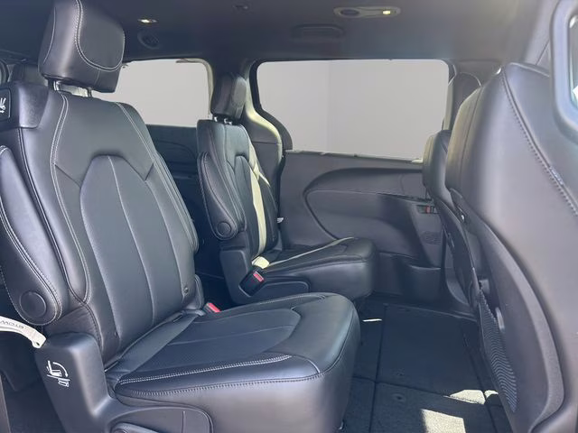 2026 Diamond Black Crystal Pearlcoat Chrysler Pacifica Select AWD Van