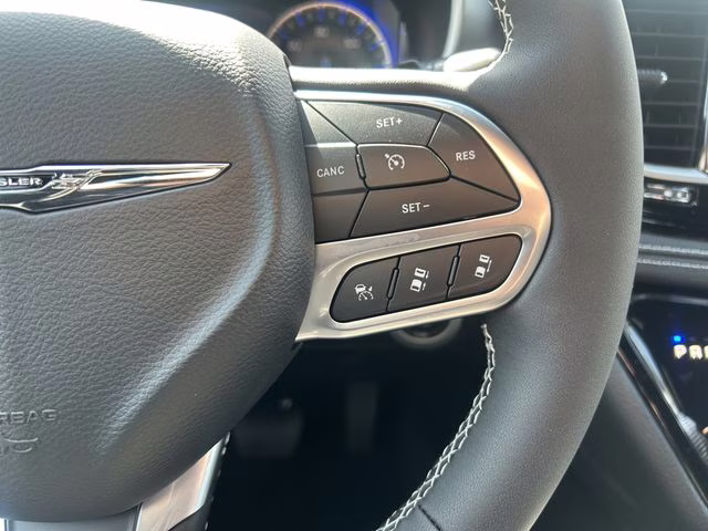 2026 Diamond Black Crystal Pearlcoat Chrysler Pacifica Select AWD Van