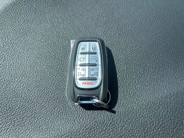 2026 Diamond Black Crystal Pearlcoat Chrysler Pacifica Select AWD Van