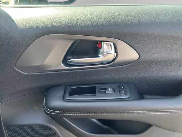 2026 Diamond Black Crystal Pearlcoat Chrysler Pacifica Select AWD Van