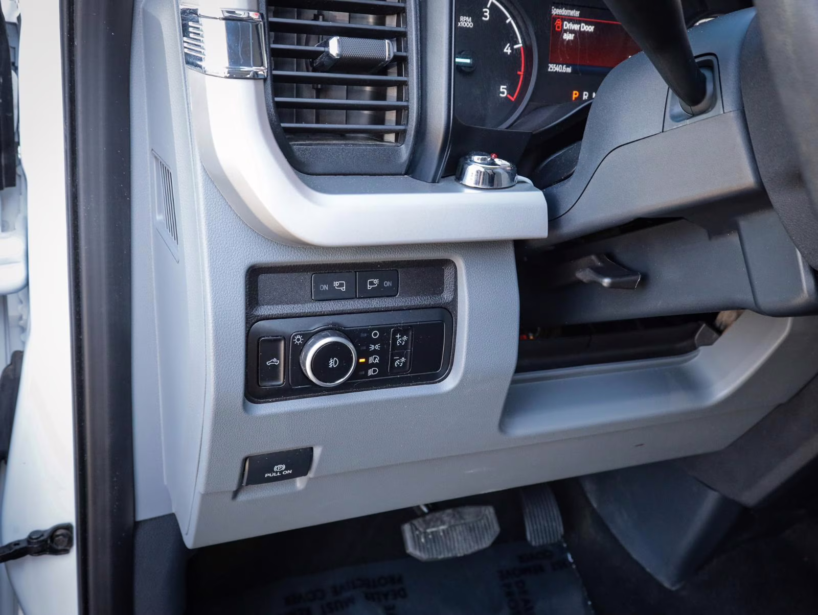 2024 Oxford White Ford Super Duty F-250 SRW XLT 4X4 Truck