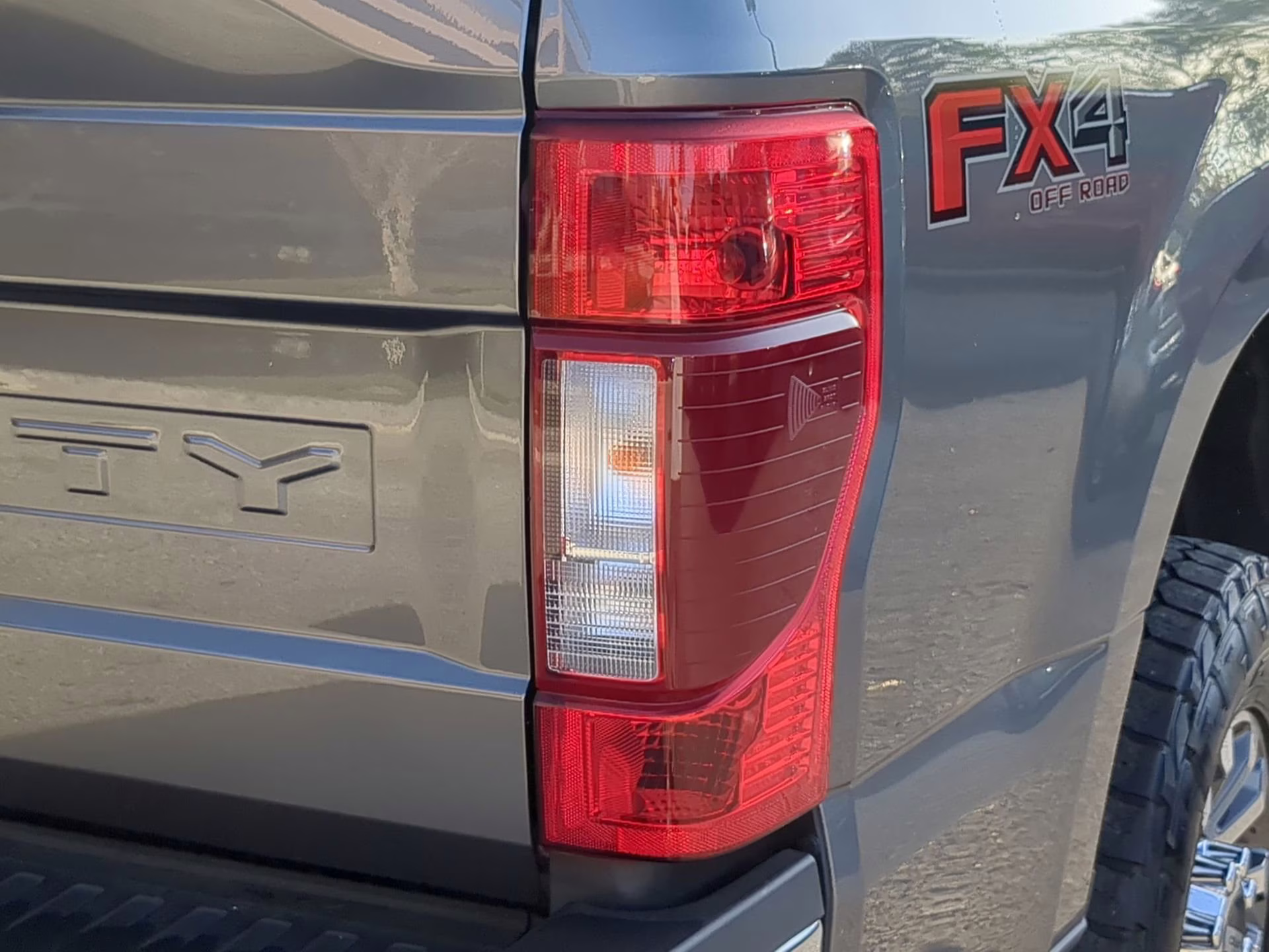 2021 Carbonized Gray Metallic Ford Super Duty F-250 SRW LARIAT Crew Cab Pickup 4X4 Truck