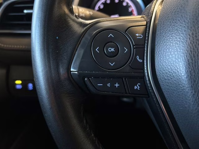 2019 Super White Toyota Camry SE FWD Sedan