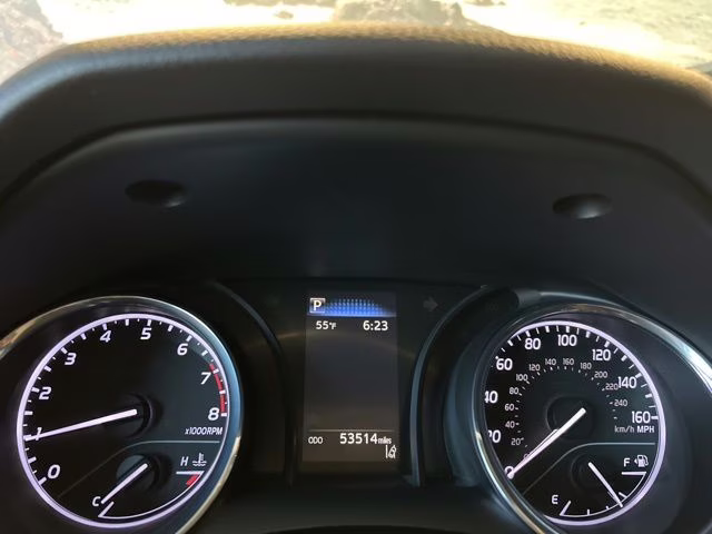 2019 Super White Toyota Camry SE FWD Sedan