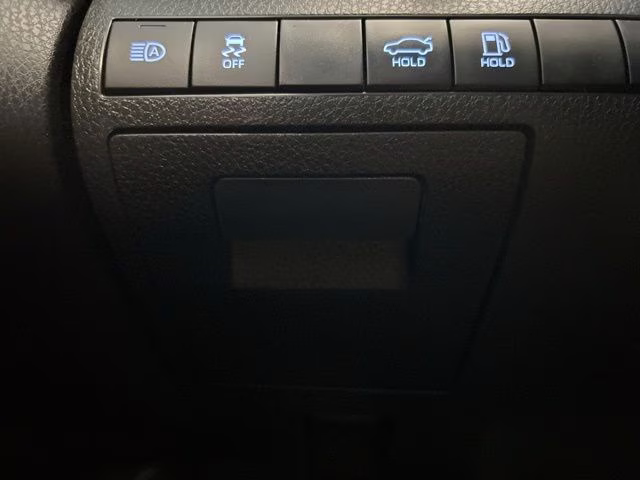 2019 Super White Toyota Camry SE FWD Sedan