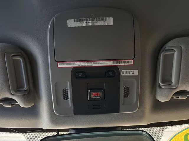 2019 Super White Toyota Camry SE FWD Sedan