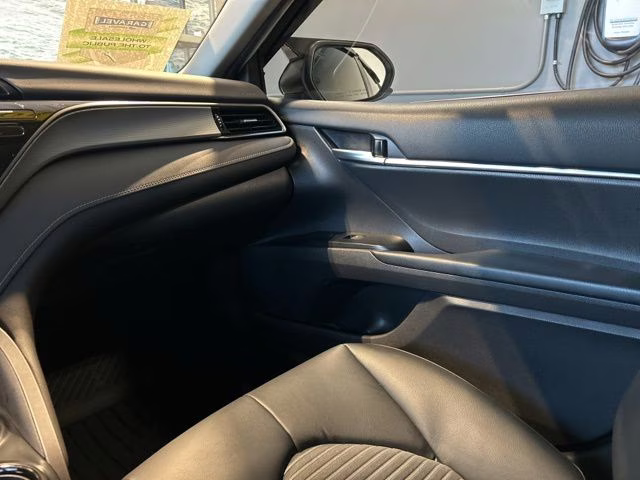 2019 Super White Toyota Camry SE FWD Sedan