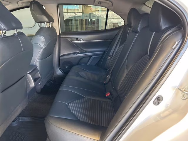 2019 Super White Toyota Camry SE FWD Sedan