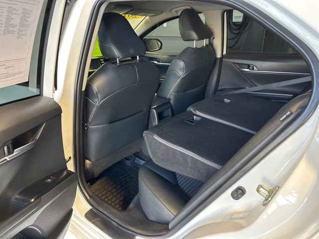 2019 Super White Toyota Camry SE FWD Sedan